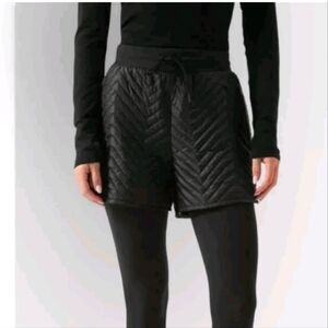 ATHLETA Apres Ski quilted Short Zip Pockets in black. Size 4